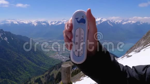 手握瑞士阿尔卑斯山山顶温度计罗瑟斯德纳伊视频的预览图