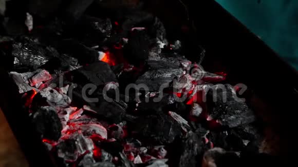 烧烤炉中燃烧的木炭和火焰的慢动力视频的预览图