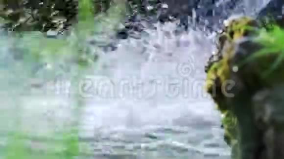 狂风暴雨的河水从群山中奔流而来视频的预览图
