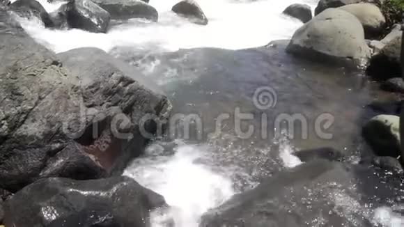 庞当山上的岩石沿着一条巨大的河流向下流动视频的预览图