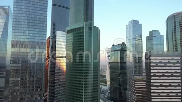 有摩天大楼的城市商务中心空中拍摄视频的预览图