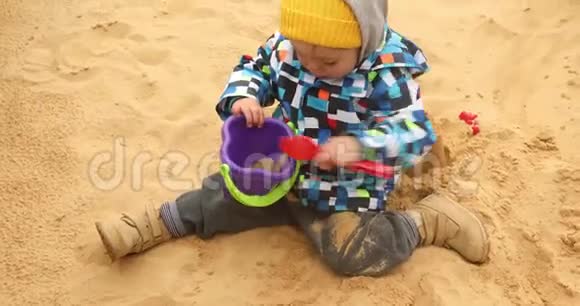 孩子在冷冷地挖沙子视频的预览图