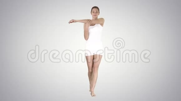 满足快乐的年轻女人伸展她的手臂而走在梯度背景视频的预览图
