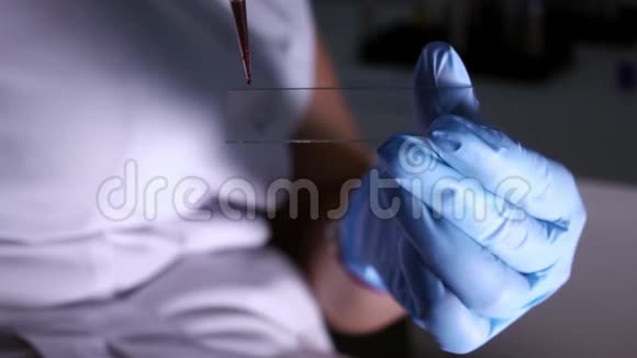 化验员把真人血滴在玻璃上视频的预览图