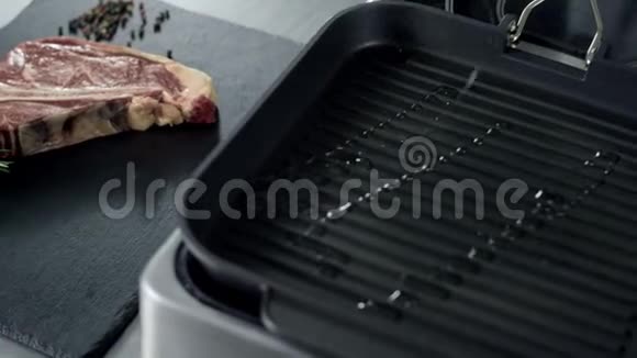厨师开始在烤架上煮肉把绿色植物放在烤架上视频的预览图