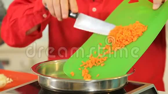 把切碎的胡萝卜在锅里炒视频的预览图