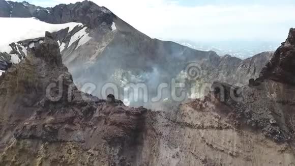 令人惊叹的火山景观l温泉源周围是富马龙视频的预览图