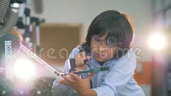 一个带焊接设备的孩子关门视频的预览图