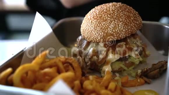 瑞士牛肉蘑菇奶酪汉堡卷饼视频的预览图
