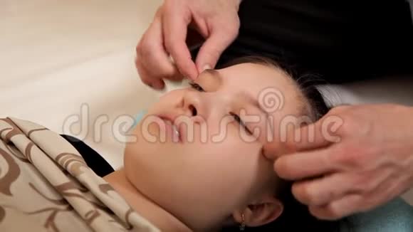 儿童理疗治疗按摩为儿童提供面部放松按摩和儿童护理视频的预览图