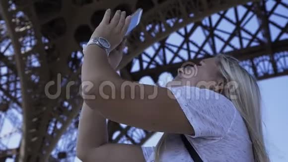 埃菲尔铁塔下的幸福女人视频的预览图