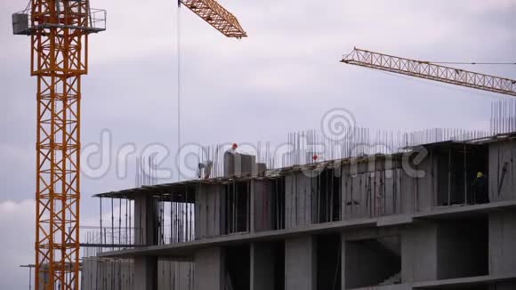 正在建造的摩天大楼边缘的建筑工人施工现场的工人视频的预览图
