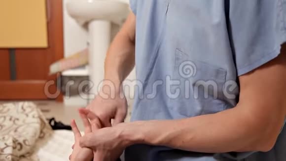 物理治疗师在医疗室做手按摩视频的预览图