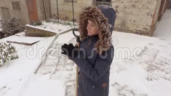 工作前拿着雪铲的女人视频的预览图