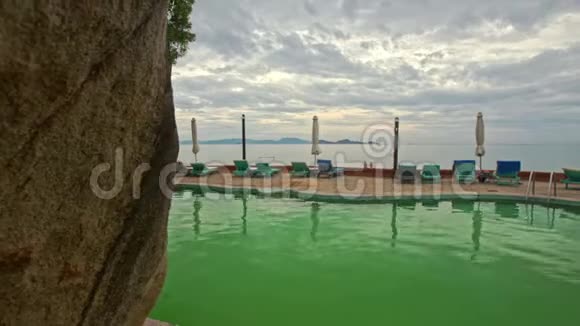 沙滩附近露台的小型圆形游泳池视频的预览图