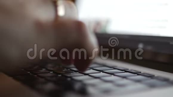 特写一个男人手在笔记本电脑上打字一个男人在电脑上工作4k视频的预览图