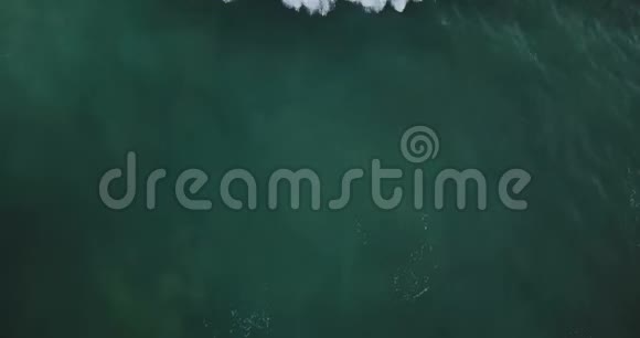 垂直拍摄的巨大的野生海洋冲波坠毁创造惊人的海泡织质的蓝色和绿色视频的预览图