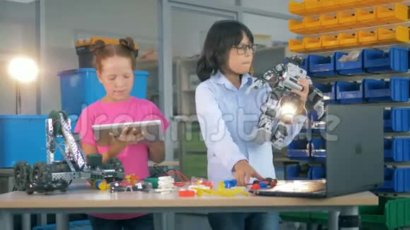 两个孩子在实验室里修理机器人创新技术教育理念视频的预览图