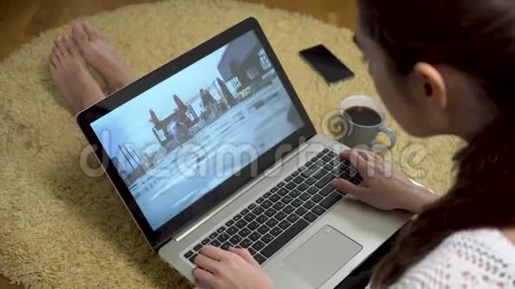 年轻女孩坐在地毯上的家里用手提电脑屏幕观看街舞视频视频的预览图