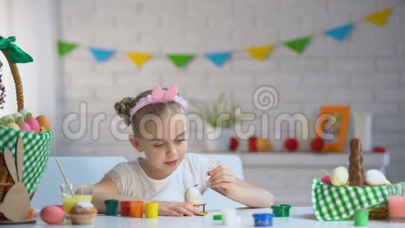 左撇子女孩用油漆创造力和儿童爱好刷复活节彩蛋视频的预览图