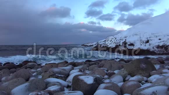 二月傍晚在北冰洋的岸边俄罗斯摩尔曼斯克地区视频的预览图
