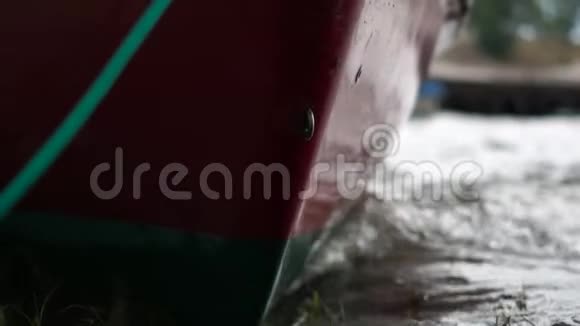 暴风雨和刮风天气期间湖上小船的一部分视频的预览图