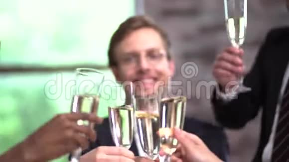 商务会议上用香槟夹着酒杯视频的预览图