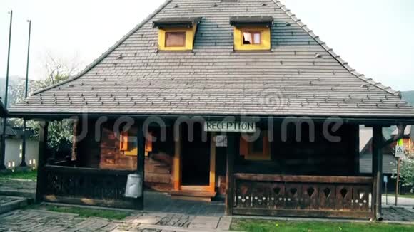 村庄中心的漂亮房子视频的预览图