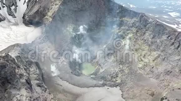 令人惊叹的火山景观l温泉源周围是富马龙视频的预览图