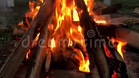 关闭篝火火焰的露营火超级慢动作燃烧木柴视频的预览图
