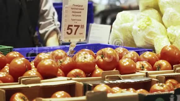超市里新鲜的西红柿一个工人正在整理蔬菜视频的预览图