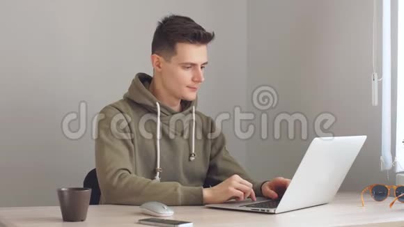 闲杂人使用电脑坐在家里的办公桌上视频的预览图