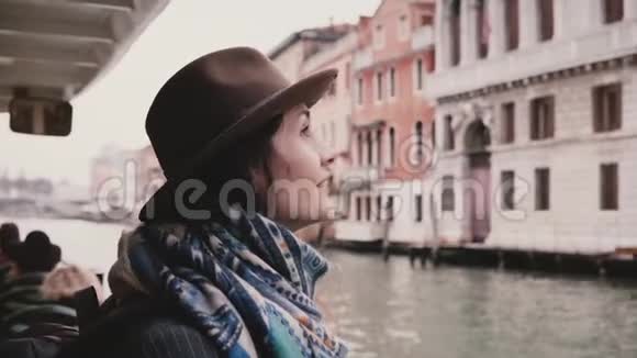 美丽兴奋的白种人旅游女孩微笑享受惊人的大气贡多拉游游秋威尼斯视频的预览图