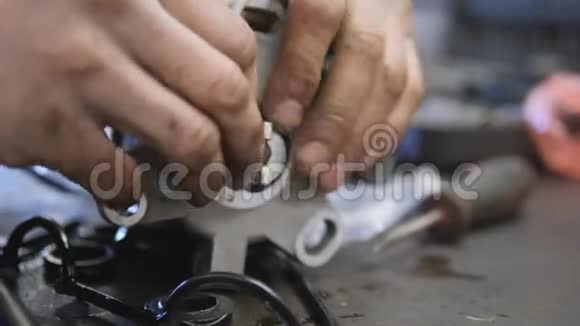 汽车发动机维修更换垫片分配器视频的预览图
