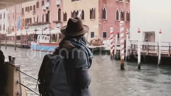 镜头倾斜着欣赏意大利威尼斯大气冈多拉运河游览的快乐女游客视频的预览图