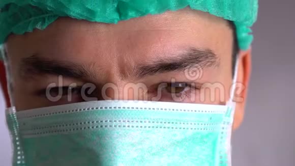 在医院或诊所为手术准备好口罩和耳机的外科医生或医生的特写关门视频的预览图