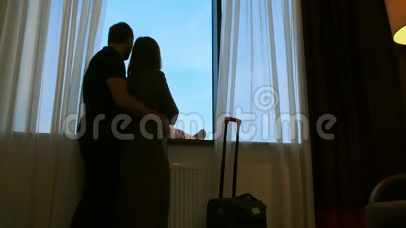 一家人度假时到达旅馆房间视频的预览图