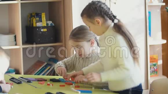 女孩在玩一个建筑视频的预览图