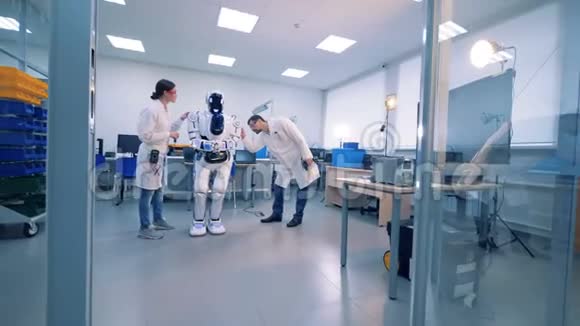 修理机器人的工程师科学实验室的机器人视频的预览图