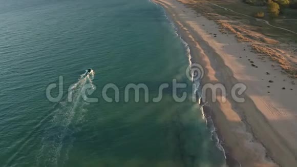绿松石绿海中的摩托艇视频的预览图