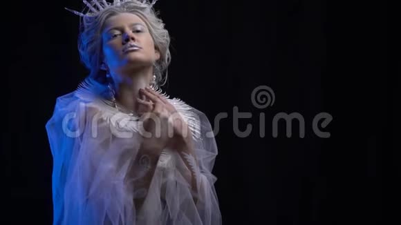 美丽的身体艺术和雪皇后的化妆慢动作视频的预览图