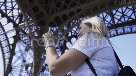 在埃菲尔铁塔打视频电话的快乐女人视频的预览图