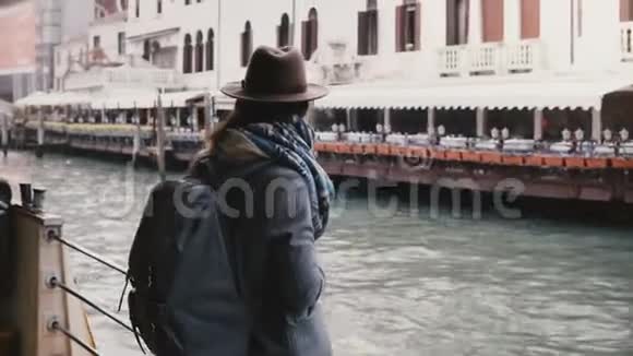 电影背面拍摄的快乐当地年轻妇女享受大气船旅行沿城河在威尼斯意大利视频的预览图