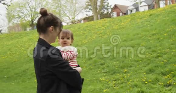 宝宝和妈妈在公园里玩蒲公英视频的预览图