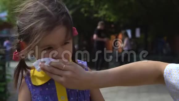 一个年轻的女人正在擦女儿脸视频的预览图