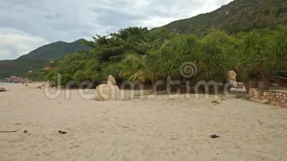 青山脚下有石雕的沙滩视频的预览图