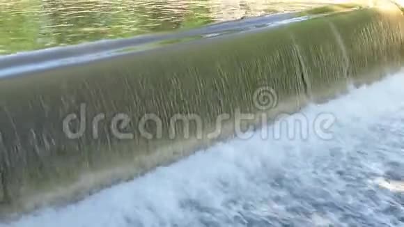 河上瀑布视频的预览图