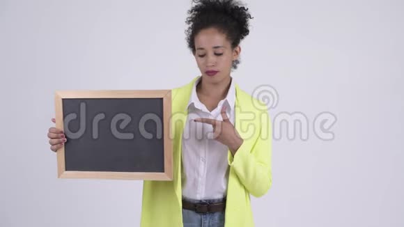 快乐年轻美丽的非洲女商人拿着黑板竖起大拇指视频的预览图