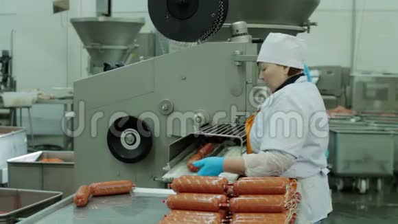 香肠经过生产线后由工人端上桌视频的预览图