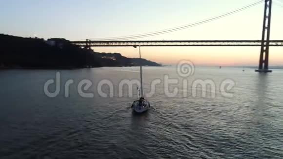 空中镜头游艇和4月25日黄昏大桥视频的预览图